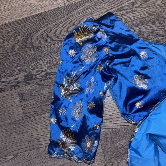 Elegant Blue and Gold 1980’s style silk floral blouse with puff 3/4 sleeves - Picture 14 of 16